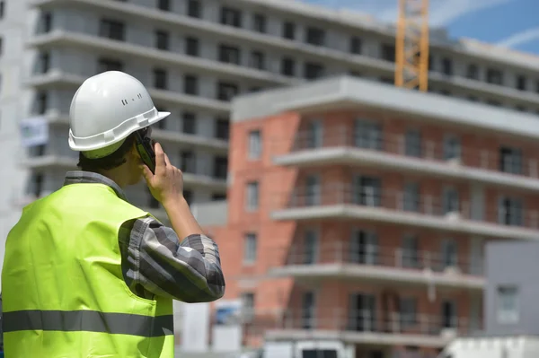 Foreman usando walkie-talkie en el sitio de construcción —  Fotos de Stock