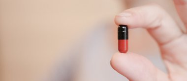 Tıp hapları veya kapsül içinde el, palmiye parmaklar.