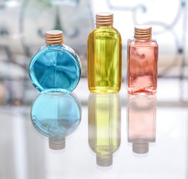 Parfüm şişeleri mavi kırmızı ve sarı