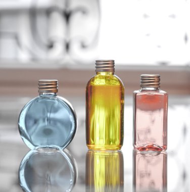 Parfüm şişeleri mavi kırmızı ve sarı