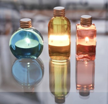 Parfüm şişeleri mavi kırmızı ve sarı