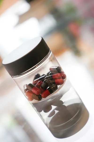 Orvostudomány tabletták vagy kapszulák mezőbe. — Stock Fotó