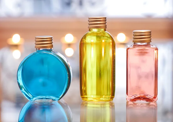 Butelek perfum niebieski czerwony i żółty — Zdjęcie stockowe