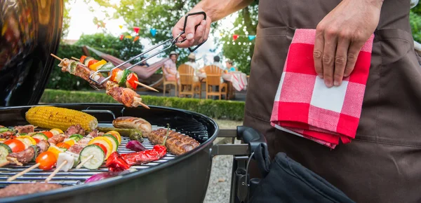 Człowiek, grillowania mięsa na grilla ogród party — Zdjęcie stockowe