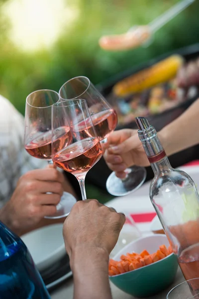 Close-up Tiros de amigos jogando copos de vinho rosa — Fotografia de Stock