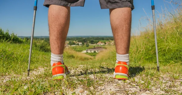 Man walking na chodniku, buty sportowe — Zdjęcie stockowe