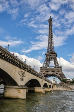 Seine, Fransa ile Paris'te Eyfel Kulesi
