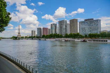 Seine, Fransa ile Paris'te Eyfel Kulesi