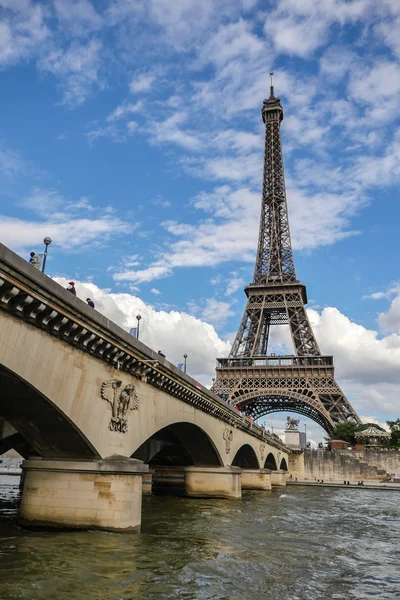 Torre Eiffel de París con Sena, Francia — Foto de Stock