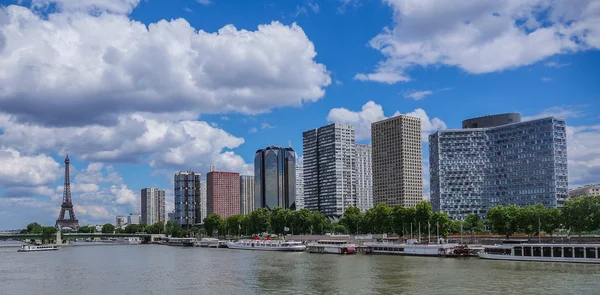 Eiffeltornet i Paris med Seine, Frankrike — Stockfoto