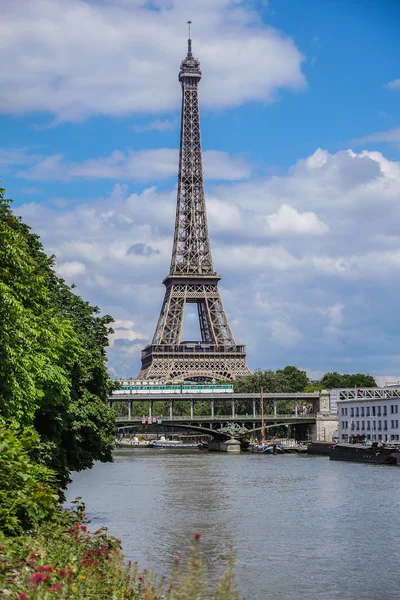 De toren van Eiffel in Parijs met Seine, Frankrijk — Stockfoto