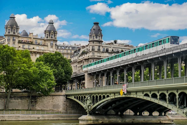 Pont de Bir Hakeim, Párizs, Franciaország, híd, a Metro — Stock Fotó