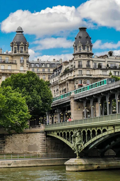 Pont de Bir Hakeim, Párizs, Franciaország, híd, a Metro — Stock Fotó