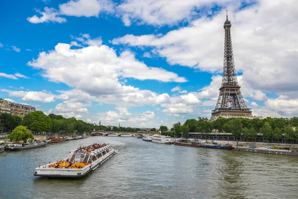 Эйфелева башня в Париже с Сеной, Франция — стоковое фото