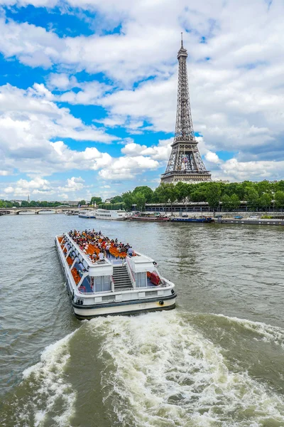 De toren van Eiffel in Parijs met Seine, Frankrijk — Stockfoto