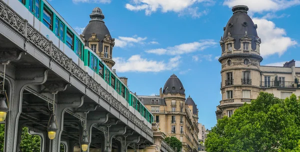 Pont de Bir Hakeim en París, Francia, puente para Metro —  Fotos de Stock