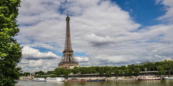 Эйфелева башня в Париже с Сеной, Франция — стоковое фото