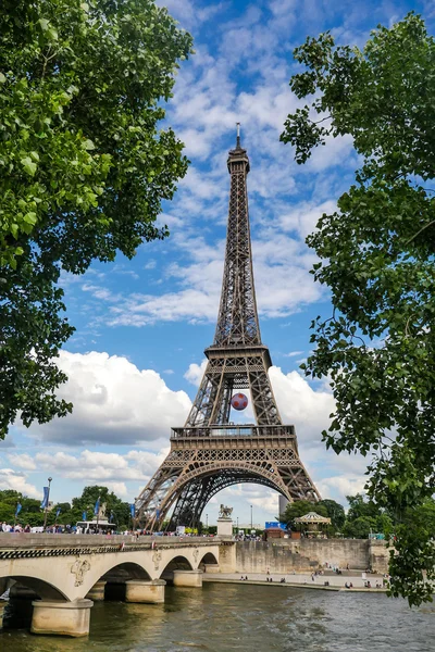 Seine, Fransa ile Paris'te Eyfel Kulesi — Stok fotoğraf