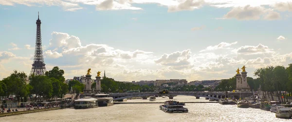 Torre Eiffel a Parigi con la Senna, Francia — Foto Stock