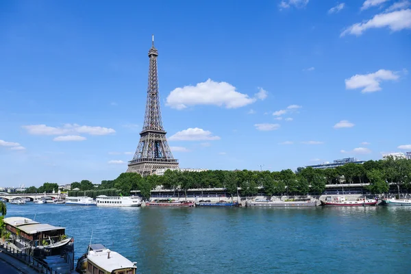 De toren van Eiffel in Parijs met Seine, Frankrijk — Stockfoto