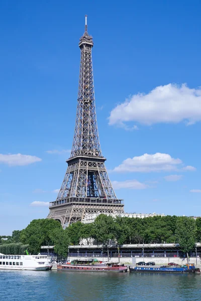 De toren van Eiffel in Parijs met Seine, Frankrijk — Stockfoto