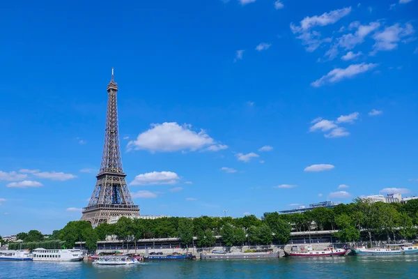 De toren van Eiffel in Parijs met Seine, Frankrijk — Stockfoto