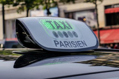 Paris taksi detay ve Arc de Triomphe içinde belgili tanımlık geçmiş