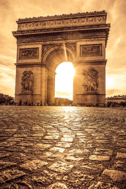 Arc de Triomphe, Paris üzerinde güzel gün batımı
