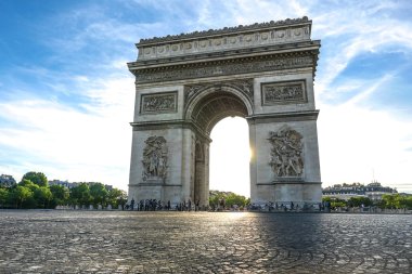 Arc de Triomphe, Paris üzerinde güzel gün batımı