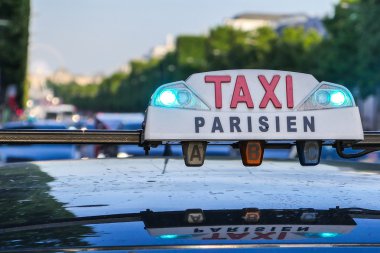 Paris taksi detay ve Arc de Triomphe içinde belgili tanımlık geçmiş