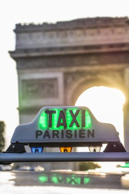 Paris taksi detay ve Arc de Triomphe içinde belgili tanımlık geçmiş