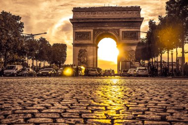 Arc de Triomphe, Paris üzerinde güzel gün batımı