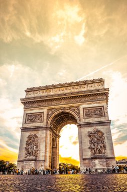 Arc de Triomphe, Paris üzerinde güzel gün batımı