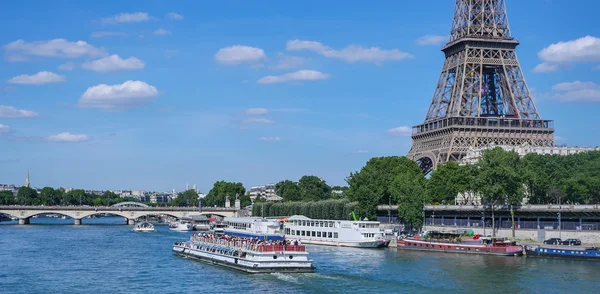 Seine, Fransa ile Paris'te Eyfel Kulesi — Stok fotoğraf