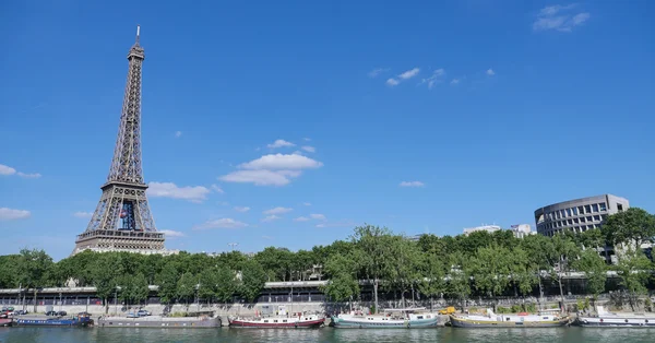 De toren van Eiffel in Parijs met Seine, Frankrijk — Stockfoto