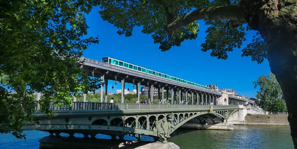 Pont de Bir Hakeim en París, Francia, puente para Metro —  Fotos de Stock