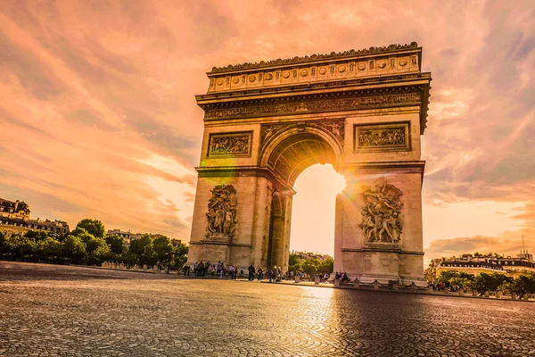 Wunderschöner Sonnenuntergang über dem Arc de triomphe, Paris — Stockfoto