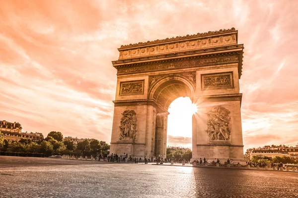 Wunderschöner Sonnenuntergang über dem Arc de triomphe, Paris — Stockfoto
