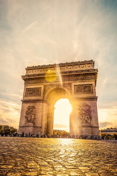 Wunderschöner Sonnenuntergang über dem Arc de triomphe, Paris — Stockfoto