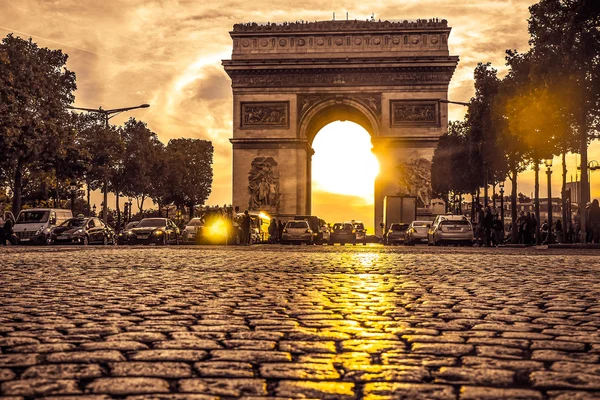 Wunderschöner Sonnenuntergang über dem Arc de triomphe, Paris — Stockfoto