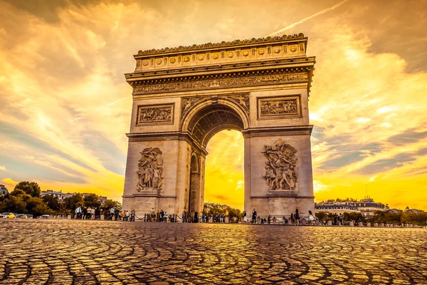 Wunderschöner Sonnenuntergang über dem Arc de triomphe, Paris — Stockfoto