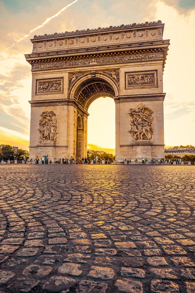 Frumos apus de soare deasupra Arcului de Triumf, Paris — Fotografie, imagine de stoc