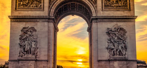 Wunderschöner Sonnenuntergang über dem Arc de triomphe, Paris — Stockfoto