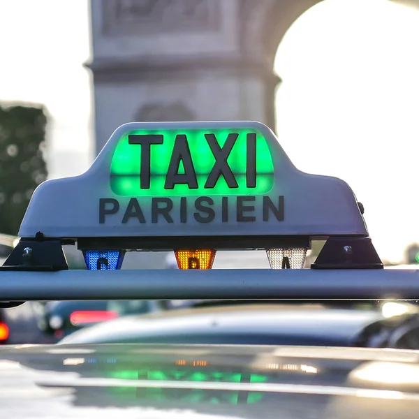 Parijs taxi detail en Arc de Triomphe op de achtergrond — Stockfoto