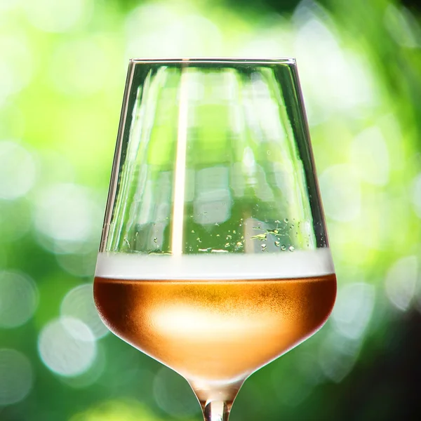 Vinho com vinho rosa — Fotografia de Stock