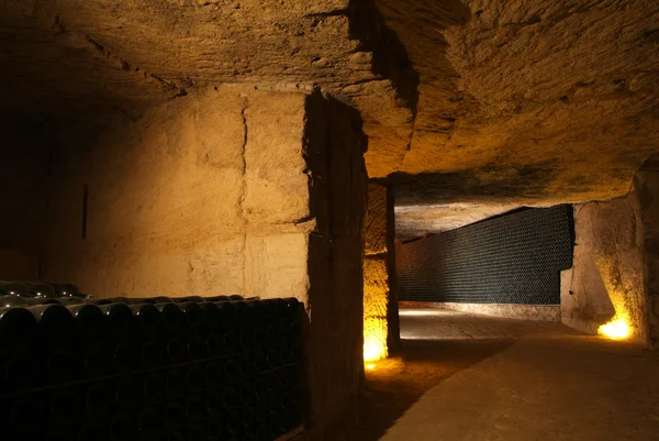 Wijnvaten in de kelder. — Stockfoto