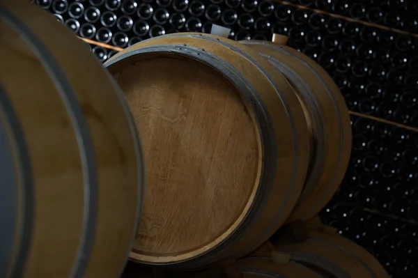 Cave à vin souterraine, tonneaux en bois, stockage des bouteilles , — Photo