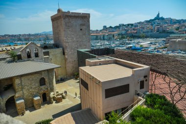 Bazilika Notre Dame de la Garde ve eski liman Marsilya