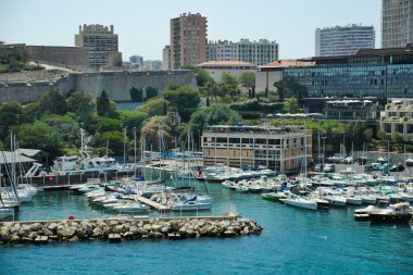 Bazilika Notre Dame de la Garde ve eski liman Marsilya