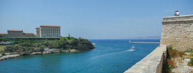 Bazilika Notre Dame de la Garde ve eski liman Marsilya